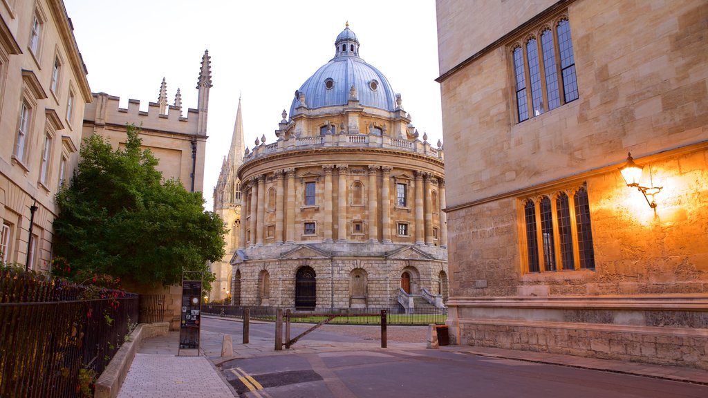 Radcliffe Camera ofreciendo elementos patrimoniales y arquitectura patrimonial