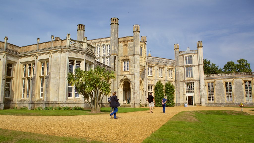 Château de Highcliffe montrant architecture patrimoniale, un jardin et éléments du patrimoine