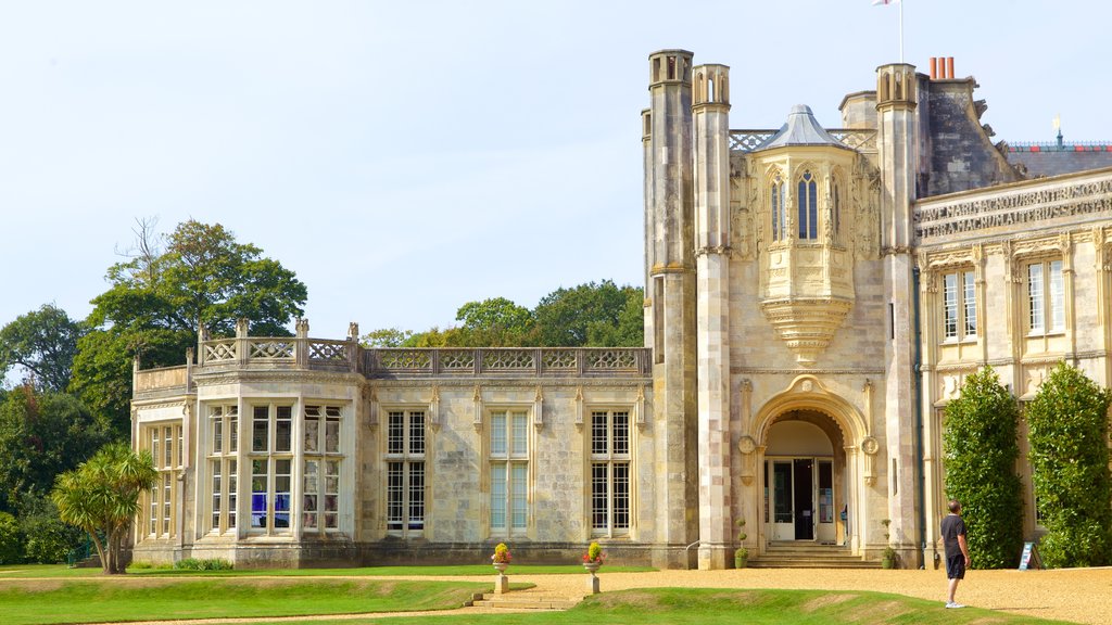 Château de Highcliffe qui includes architecture patrimoniale, éléments du patrimoine et un château