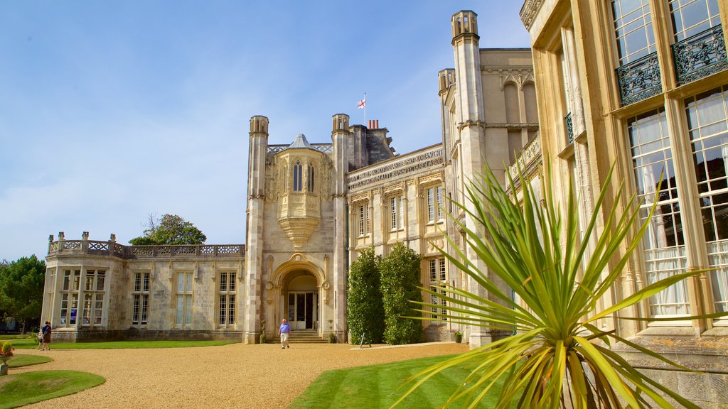 Highcliffe Castle som omfatter kulturarvsgenstande og historiske bygningsværker