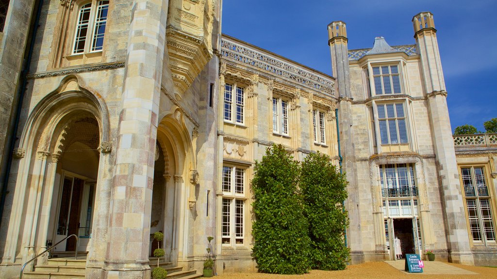 Highcliffe Castle som viser historiske bygningsværker og kulturarvsgenstande