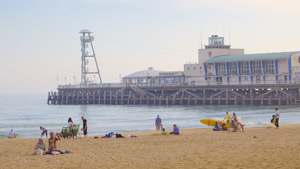 Bournemouth Beach inclusief een strand en ook een klein groepje mensen