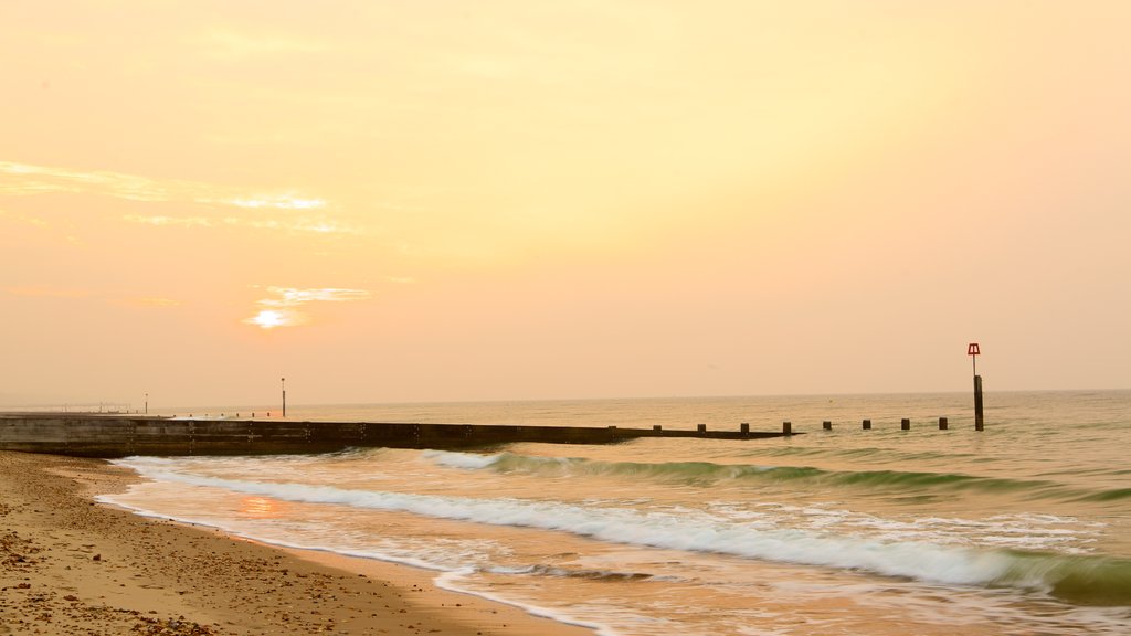 Playa de Bournemouth que incluye una puesta de sol y una playa