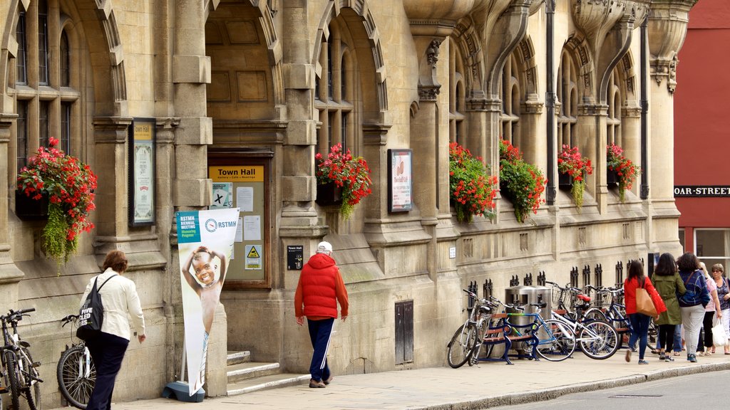 Oxford Town Hall mostrando elementos del patrimonio y patrimonio de arquitectura y también una mujer