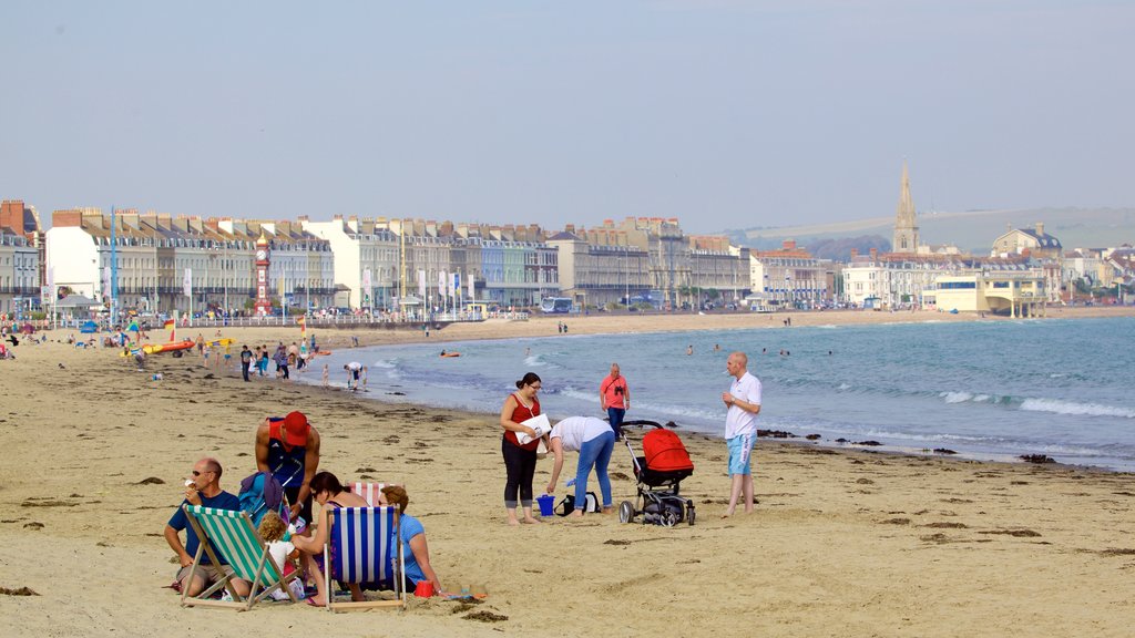 Playa de Weymouth mostrando una playa y también un pequeño grupo de personas