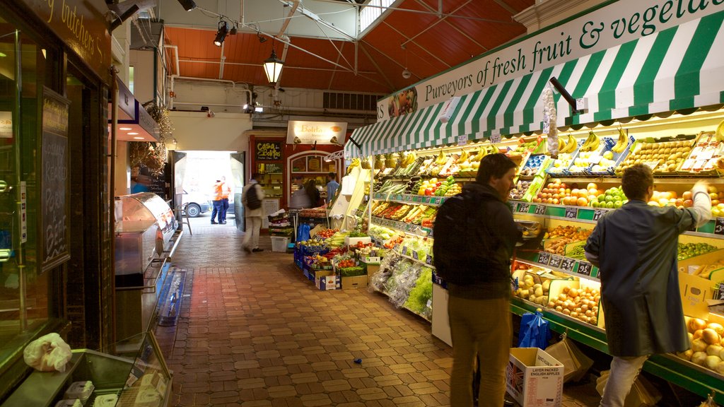 Covered Market mostrando shopping y también una pareja