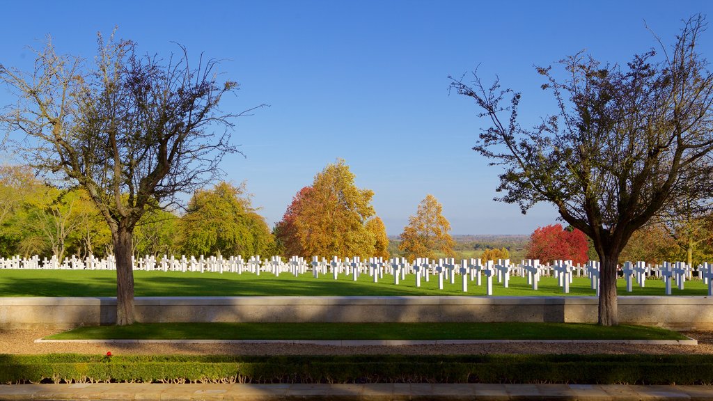 Cambridge American Cemetery and Memorial fasiliteter samt kirkegård