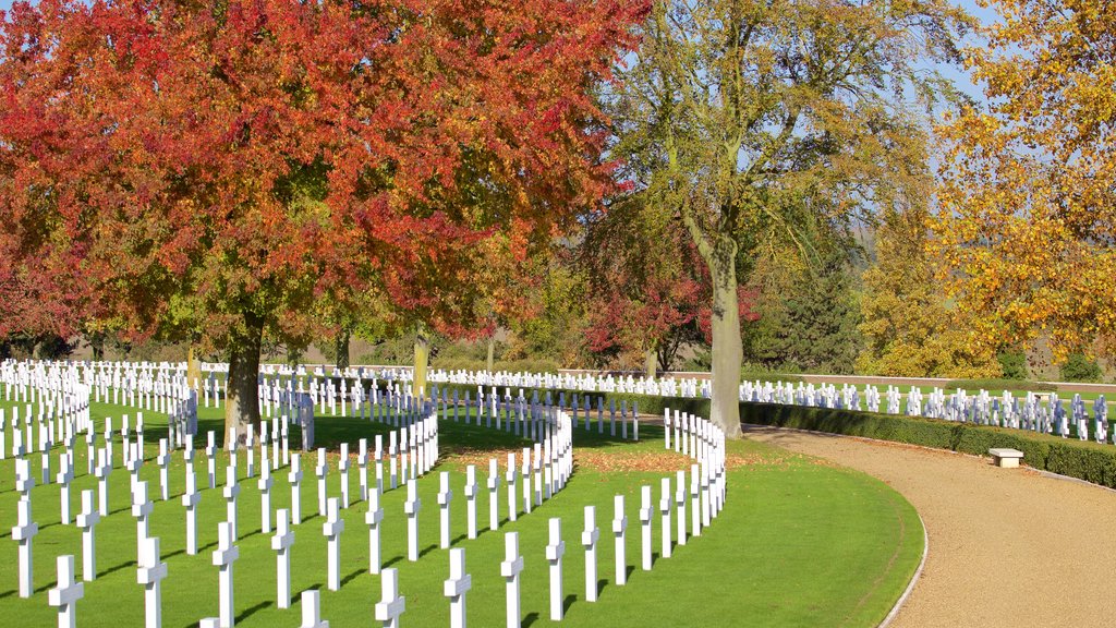 Cambridge American Cemetery and Memorial som viser kirkegård og høstfarger