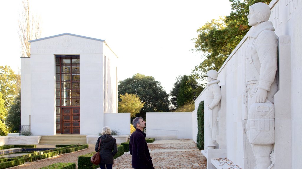 Cambridge American Cemetery and Memorial aussi bien que un couple