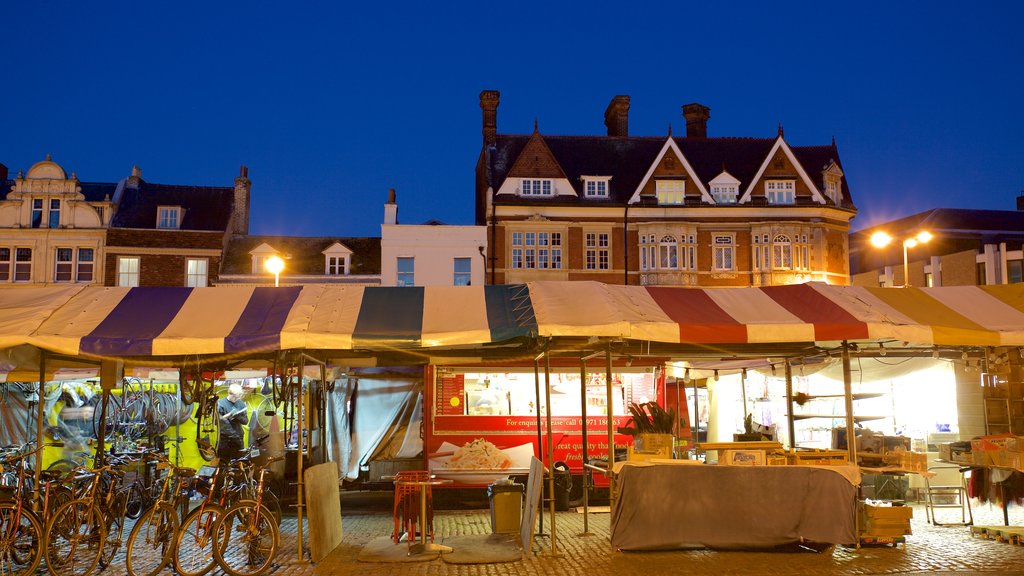 Plaza del mercado de Cambridge que incluye escenas nocturnas y mercados