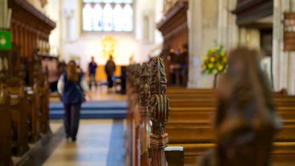 Church of St Mary the Great que incluye vistas interiores y una iglesia o catedral