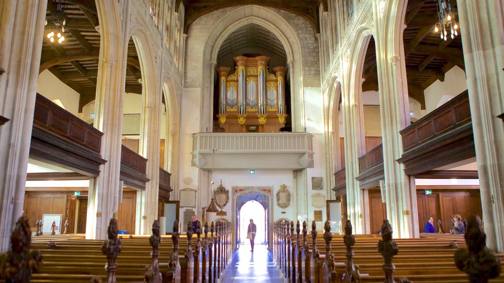 Church of St Mary the Great mostrando arquitectura patrimonial, vista interna y una iglesia o catedral