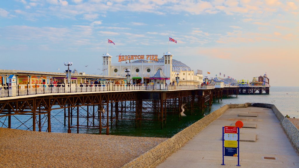 Brighton Pier som omfatter en stenstrand