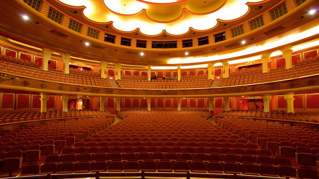 Brighton Dome ofreciendo escenas de teatro, elementos patrimoniales y vista interna