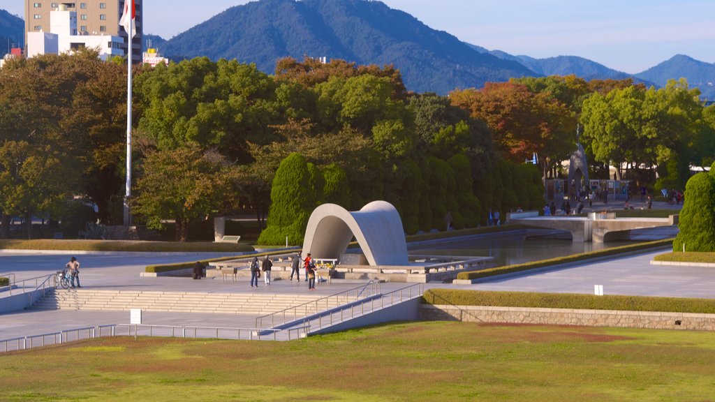 Museo de la Paz de Hiroshima ofreciendo un jardín y escenas forestales