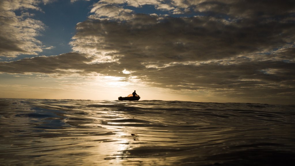 Niue mettant en vedette un coucher de soleil, paysages côtiers et bateau