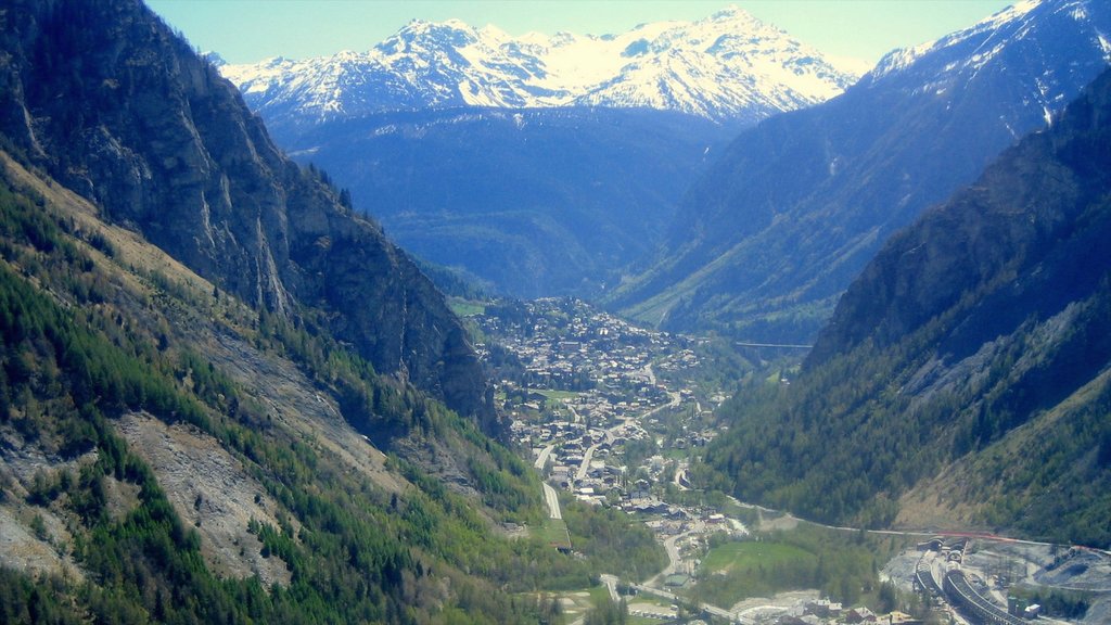 Courmayeur ofreciendo montañas, una pequeña ciudad o aldea y vista panorámica