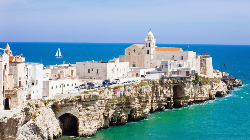 Vieste which includes a coastal town and general coastal views