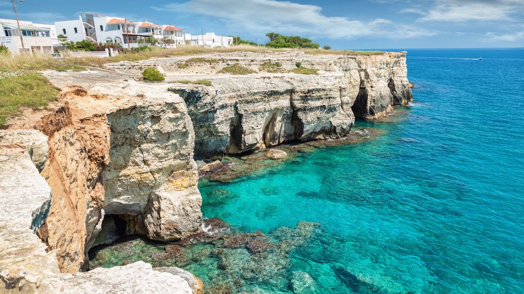 Otranto toont een kloof of ravijn en rotsachtige kustlijn