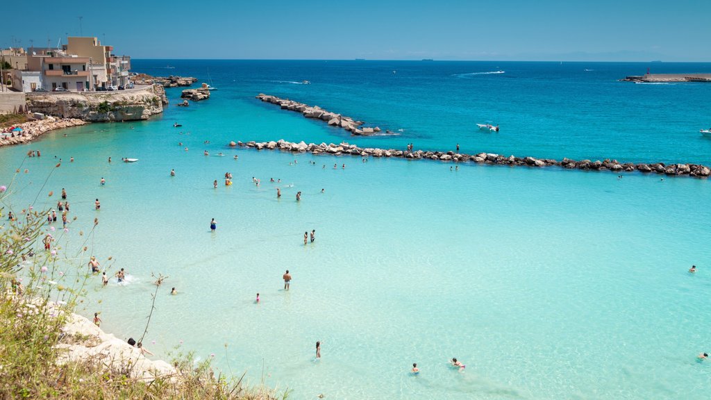 Otranto mostrando vista del paesaggio e vista della costa cosi come un grande gruppo di persone