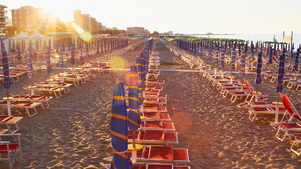 Pesaro caratteristiche di spiaggia sabbiosa, hotel di lusso o resort e tramonto