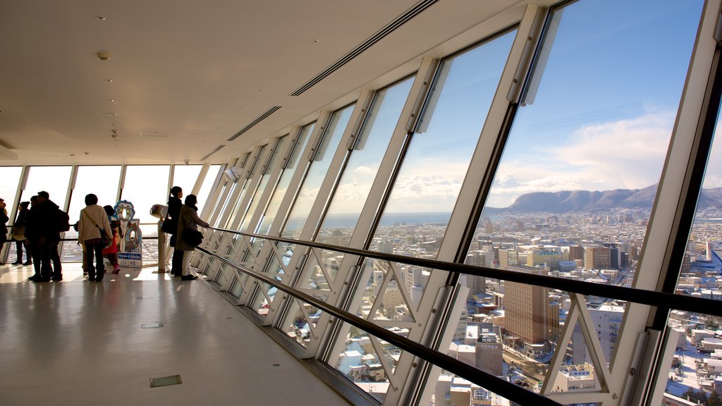 Torre de Goryokaku caracterizando paisagens assim como um grande grupo de pessoas