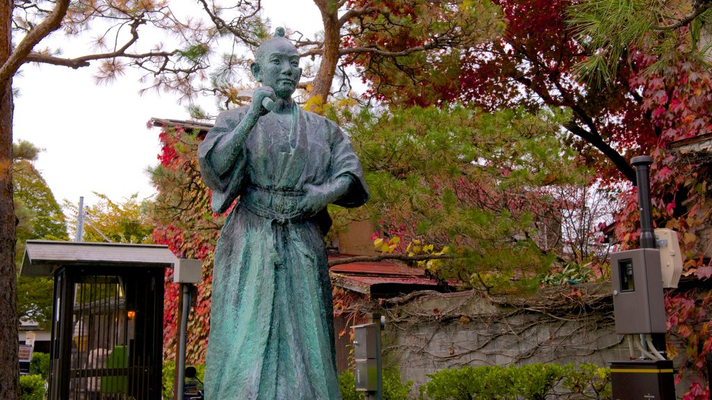 Takayama Jinya que incluye una estatua o escultura