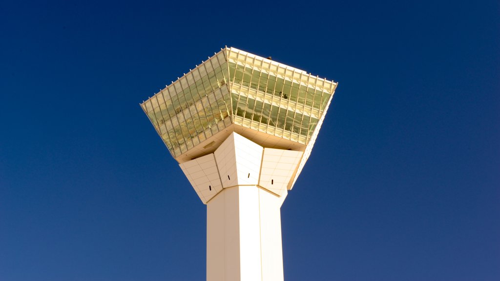 Torre de Goryokaku que inclui arquitetura moderna