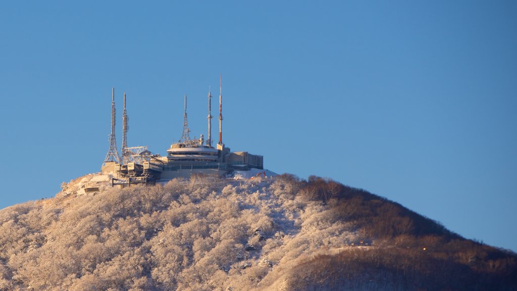 Monte Hakodate mostrando montanhas