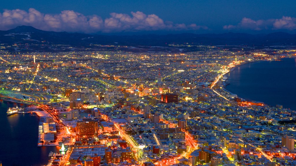 Monte Hakodate mostrando una ciudad, escenas nocturnas y vistas de paisajes