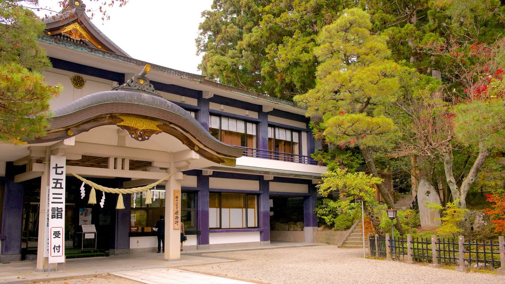 Takayama Yatai Kaikan som visar ett tempel eller plats för dyrkan