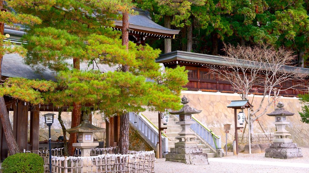 Takayama Yatai Kaikan og byder på en have