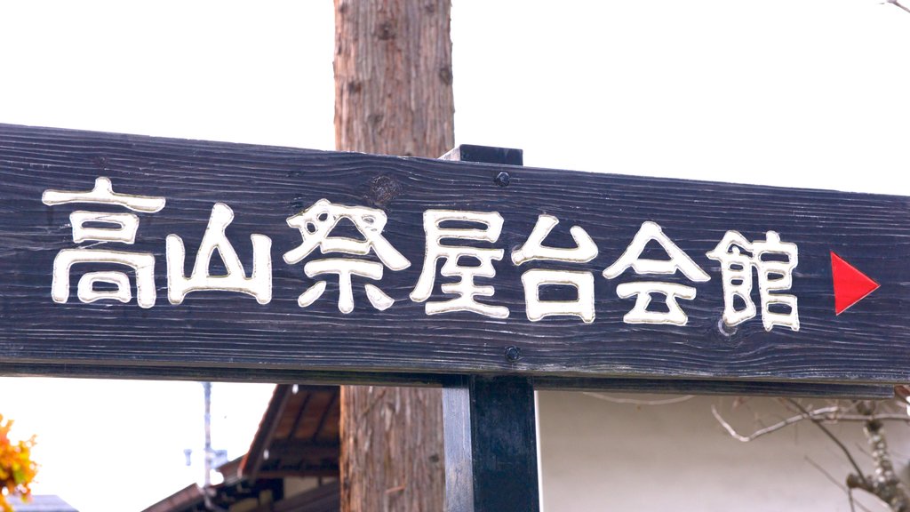 Takayama Yatai Kaikan ofreciendo señalización