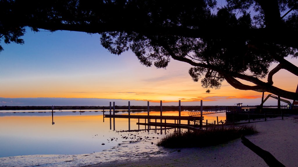 St. Augustine Lighthouse and Museum qui includes un coucher de soleil et une plage