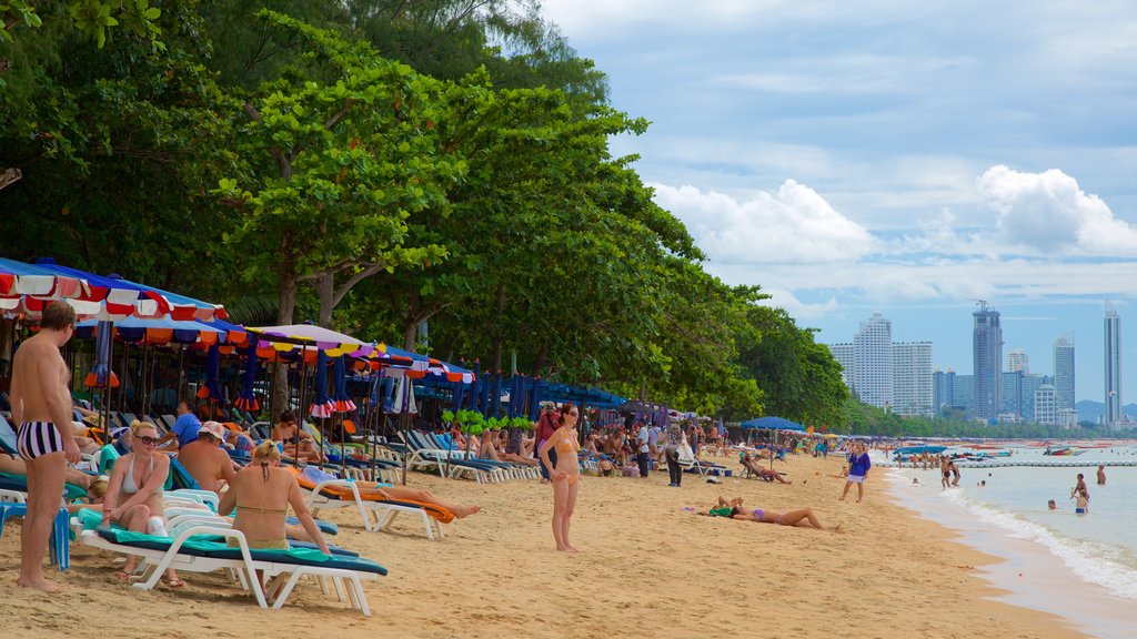 Praia de Dongtan mostrando uma praia assim como um grande grupo de pessoas