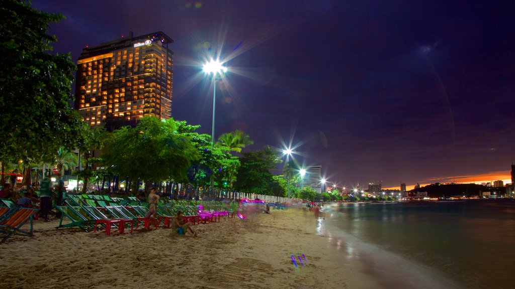 Playa de Pattaya ofreciendo una playa de arena y escenas nocturnas