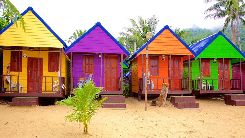 Praia de Lamai que inclui uma casa e paisagens litorâneas