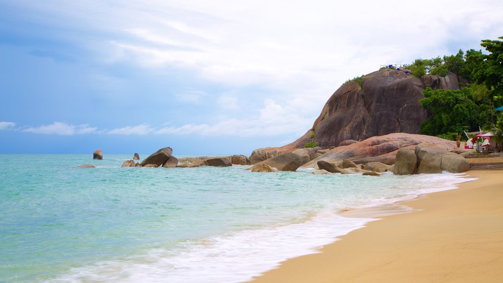 Praia de Lamai que inclui uma praia de areia