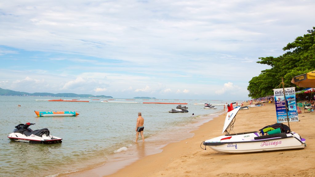 Jomtien strand fasiliteter samt vannscooter-kjøring, båter og sandstrand