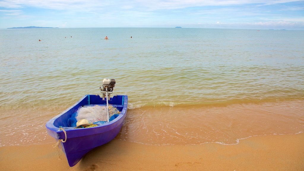 Jomtien strand som inkluderer sandstrand og båter