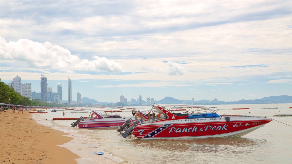 Jomtien Beach inclusief een zandstrand en varen