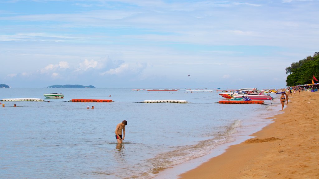 Jomtien strand som viser sandstrand i tillegg til et barn