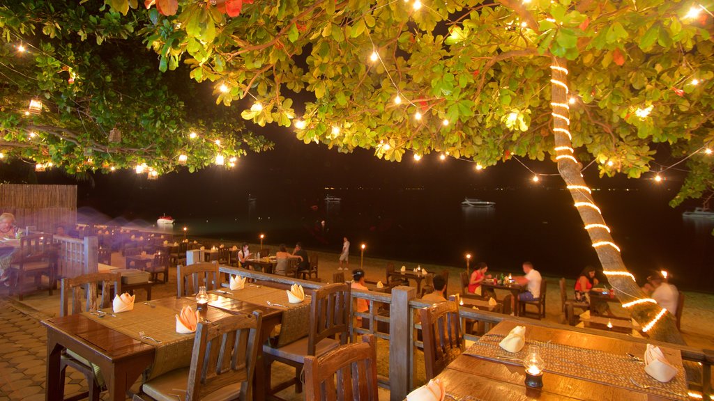 Paseo Fisherman\'s Village ofreciendo comidas al aire libre, escenas de noche y restaurantes