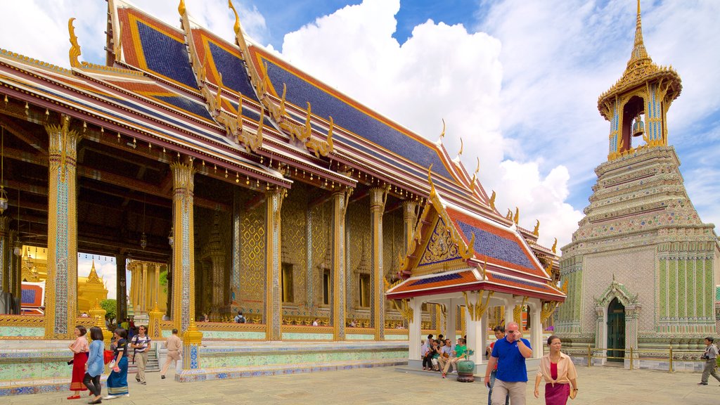 Grand Palace mit einem Tempel oder Andachtsstätte sowie große Menschengruppe