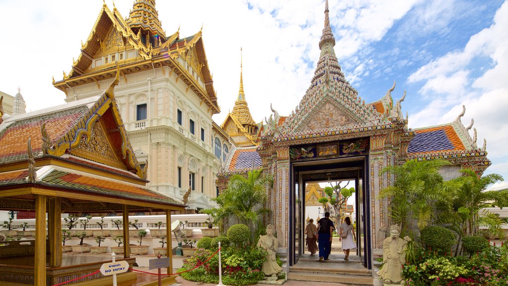 Grand Palace das einen Tempel oder Andachtsstätte sowie kleine Menschengruppe