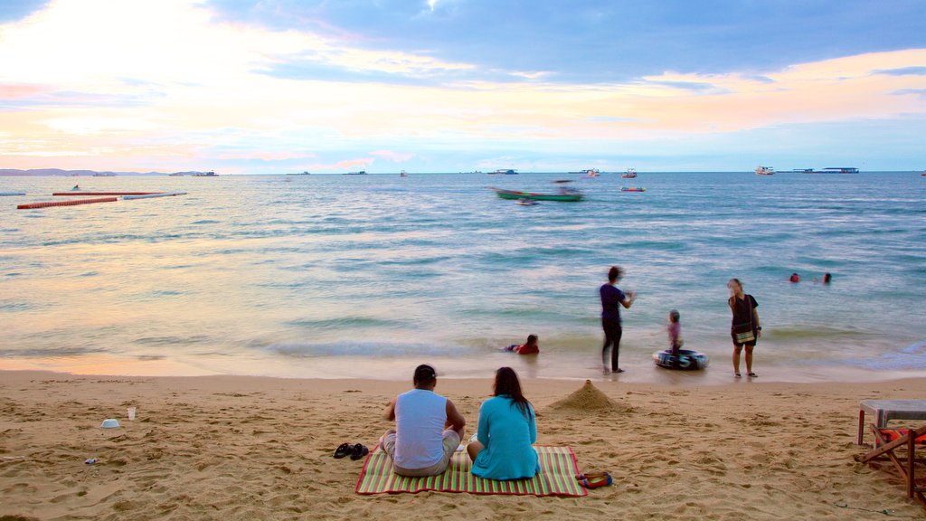 芭達雅海灘 其中包括 海灘, 夕陽 和 一般的海岸景觀