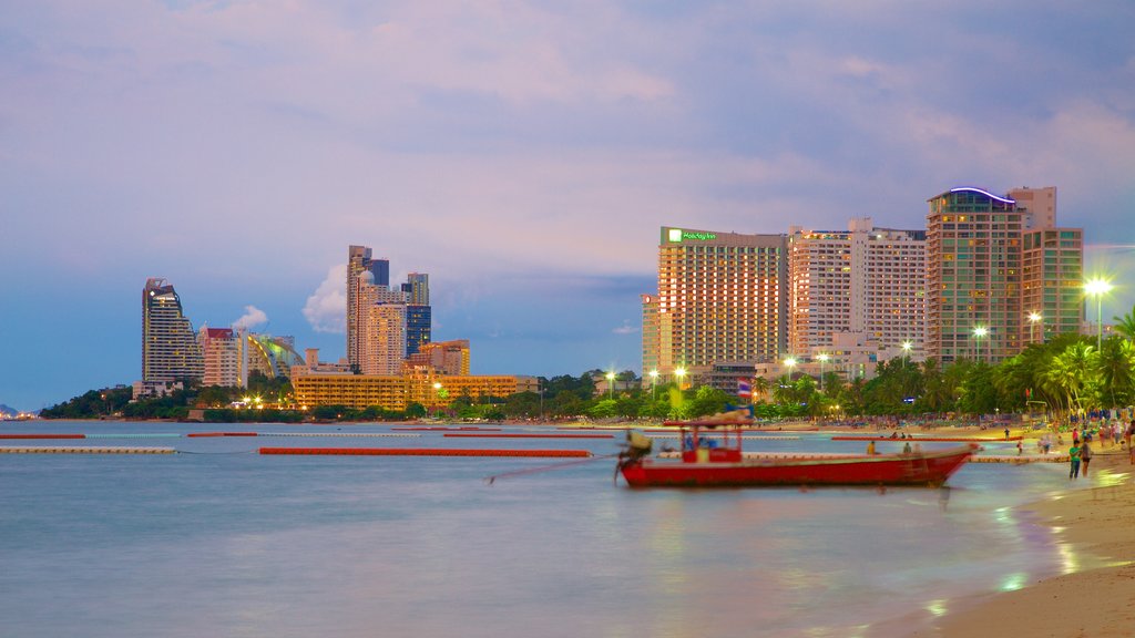 Praia de Pattaya que inclui cenas noturnas, distrito comercial central e uma praia de areia