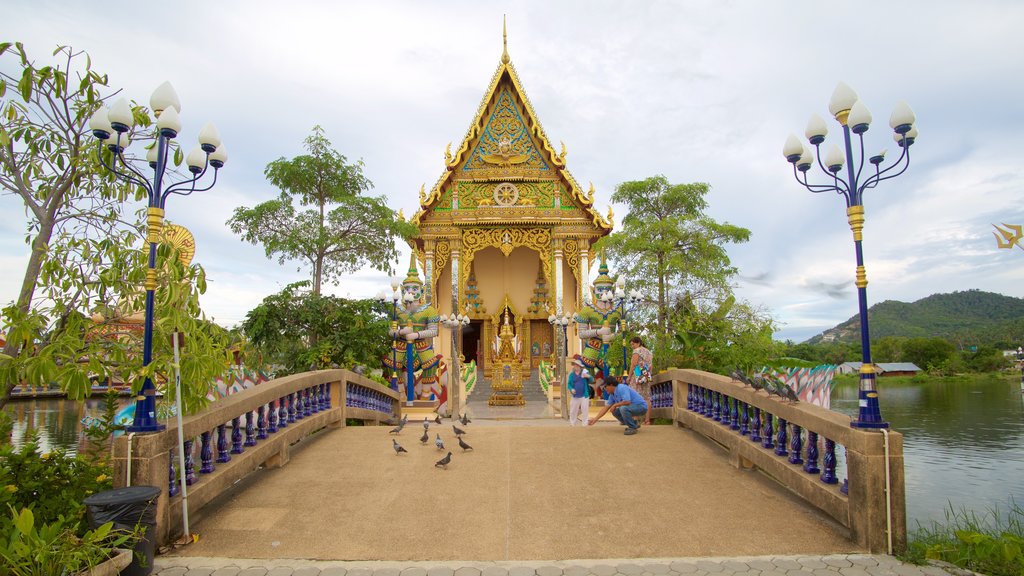 Wat Plai Laem showing a temple or place of worship