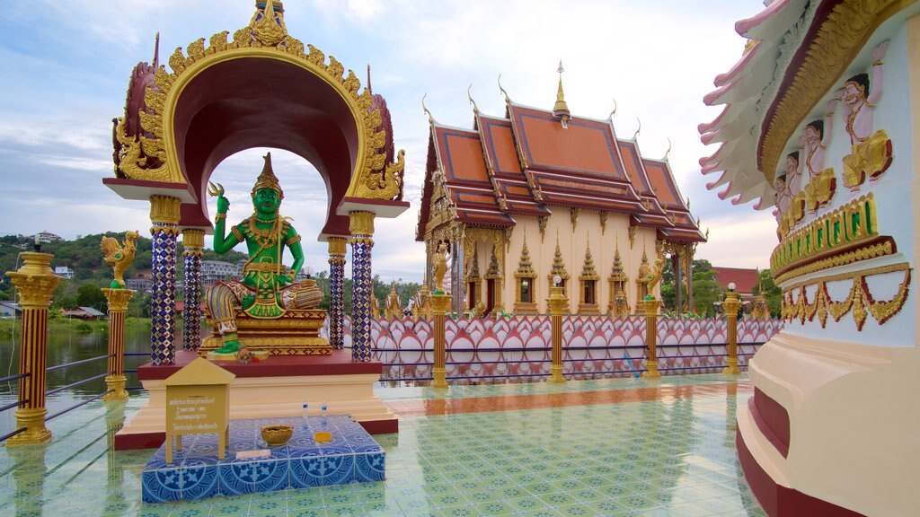 Wat Plai Laem que incluye elementos religiosos y un templo o sitio de culto