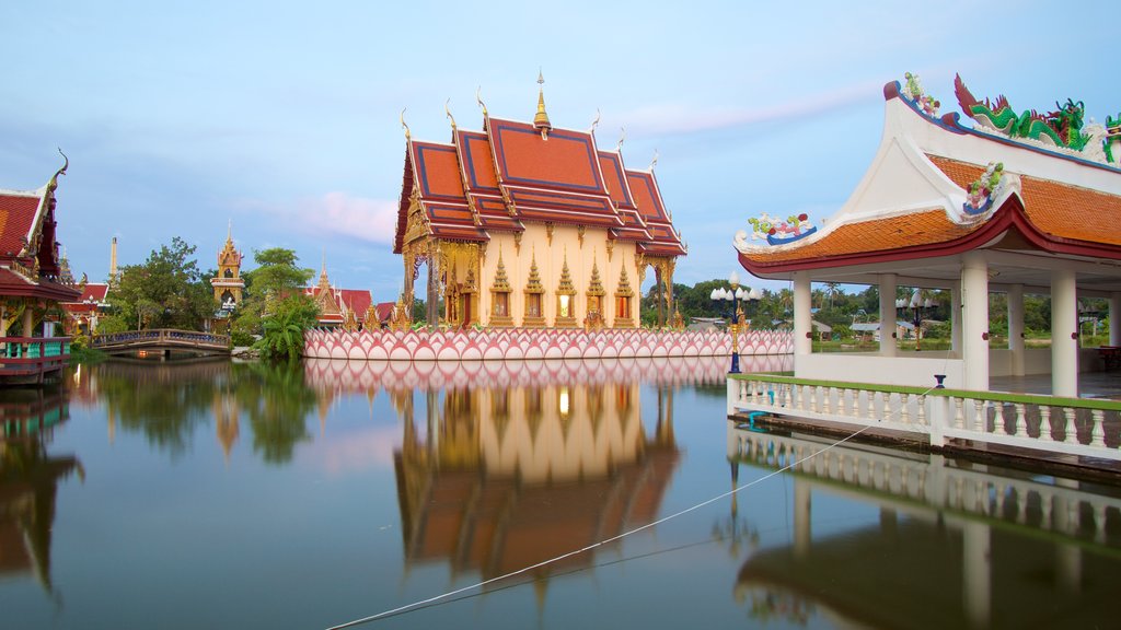 Wat Plai Laem mostrando un templo o lugar de culto